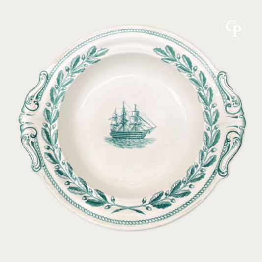 vue du plat et détail du motif central : navire de guerre à trois mâts imprimé en vert sur le fond du plat Copeland Ironstone.