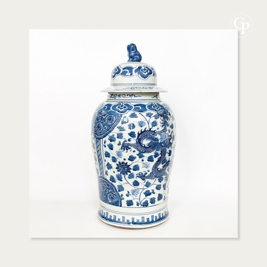 Grand vase couvert balustre en porcelaine chinoise bleu et blanc du XIXe siècle avec dragons impériaux à 5 griffes et couvercle Chien de Fo sur fond blanc studio | 19th century Chinese blue and white porcelain baluster covered vase with 5-claw imperial dragons and Foo dog finial on studio white background