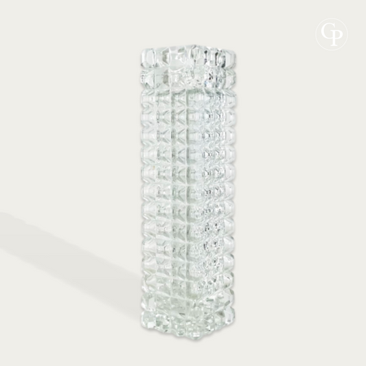 Front view of Mid-Century clear pressed glass cube vase by Rudolf Jurnikl for Sklo Union 1963 on a plain studio background with Galerie Popincourt watermark logo, 27cm | Vue de face du vase cube en verre d’art pressé transparent par Rudolf Jurnikl pour Sklo Union 1963 sur fond uni avec logo en filigrane Galerie Popincourt, 27cm