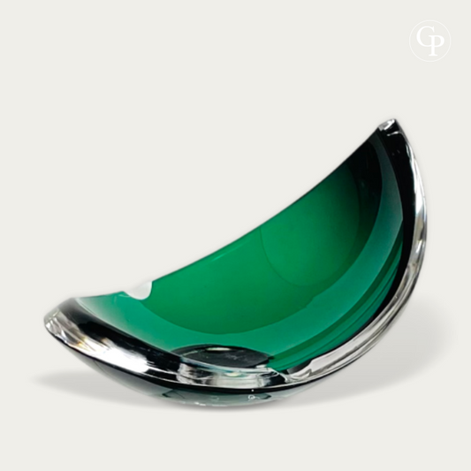 Vide-poche demi-lune en cristal vert émeraude Val Saint Lambert par René Delvenne, circa 1960 | Mid-century emerald green crystal crescent bowl by René Delvenne for Val Saint Lambert, circa 1960