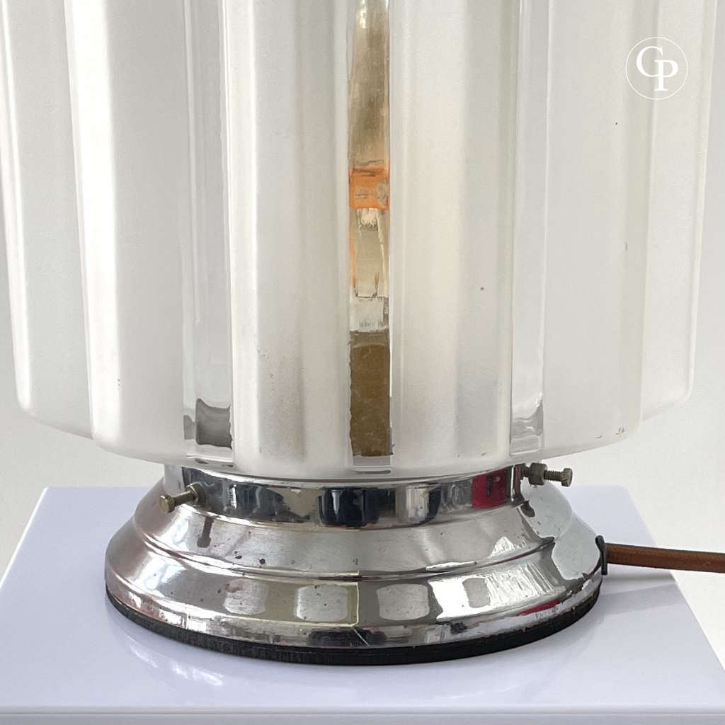 Close-up of Art Deco Skyscraper table lamp showing frosted glass shade, polished chrome base and original vintage design details | Gros plan de la lampe de table Art Déco Skyscraper montrant l’abat-jour en verre dépoli, la base chromée polie et les détails du design vintage d’origine