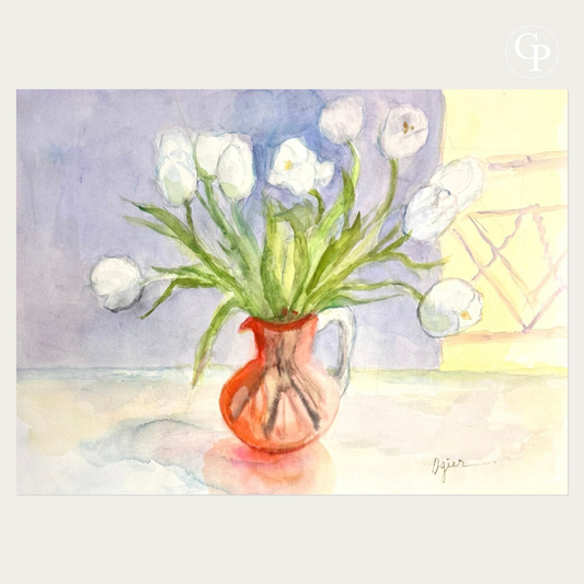 Aquarelle originale de Marie-Louise Ogier représentant un bouquet de tulipes blanches dans un vase rouge sur fond mauve et jaune, Galerie Popincourt.