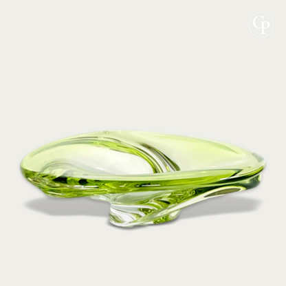 Centre de table organique en cristal vert lime et chartreuse modèle Patelle par Val St Lambert, design René Delvenne circa 1965, style Mid-Century Modern. | Mid-Century Modern organic chartreuse and lime green crystal centerpiece Patelle model by Val St Lambert, René Delvenne design circa 1965.