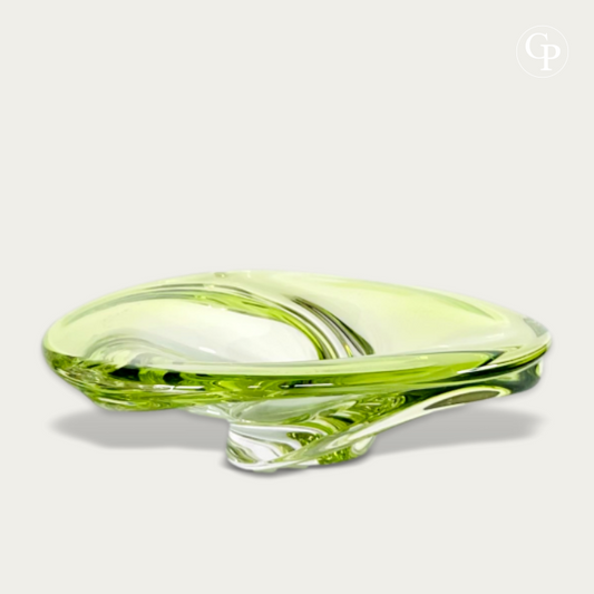 Centre de table organique en cristal vert lime et chartreuse modèle Patelle par Val St Lambert, design René Delvenne circa 1965, style Mid-Century Modern. | Mid-Century Modern organic chartreuse and lime green crystal centerpiece Patelle model by Val St Lambert, René Delvenne design circa 1965.