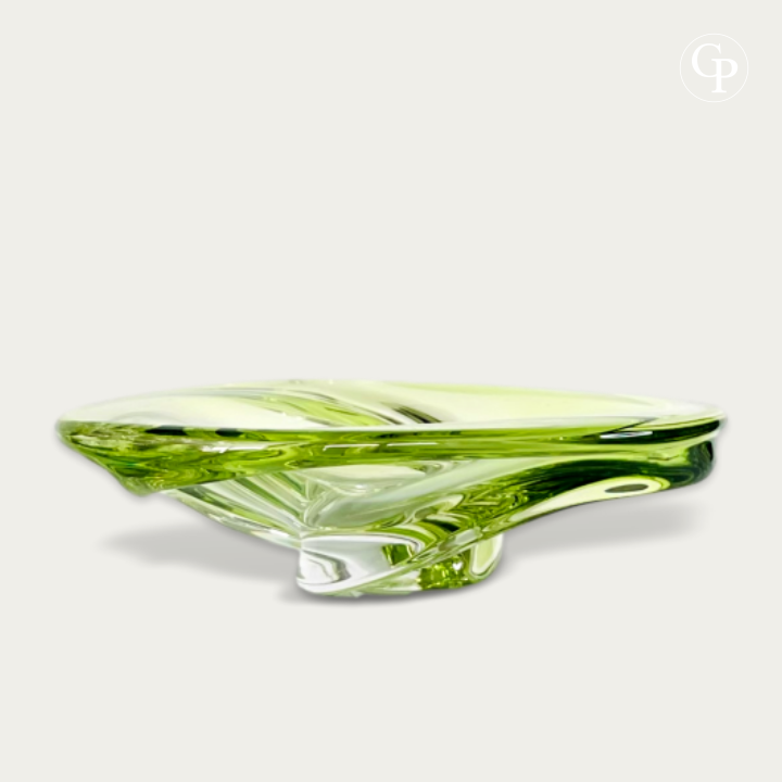 Centre de table organique en cristal vert lime et chartreuse modèle Patelle par Val St Lambert, design René Delvenne circa 1965, style Mid-Century Modern. | Mid-Century Modern organic chartreuse and lime green crystal centerpiece Patelle model by Val St Lambert, René Delvenne design circa 1965.