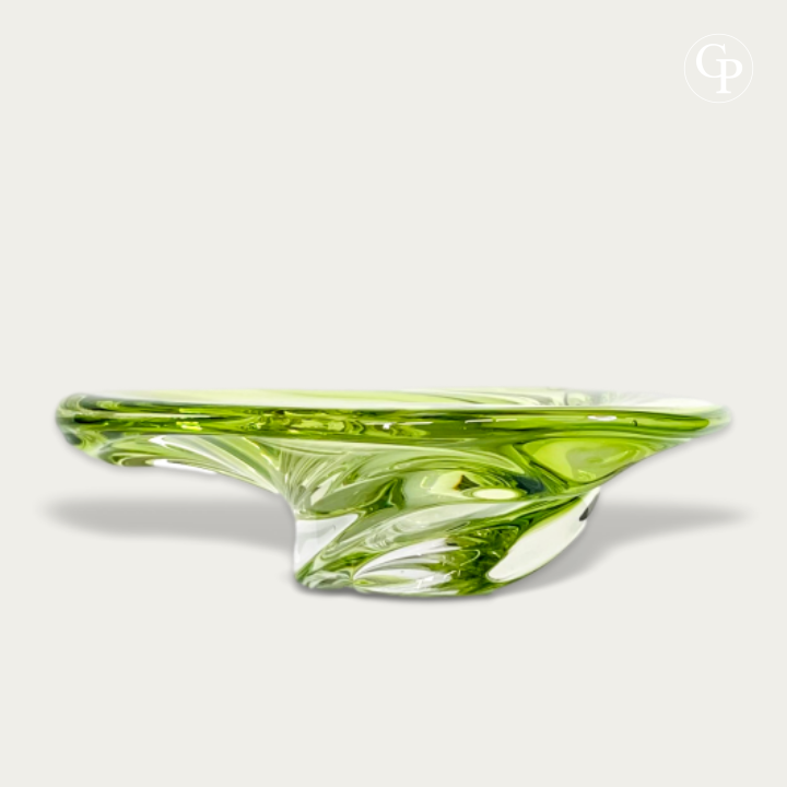 Centre de table organique en cristal vert lime et chartreuse modèle Patelle par Val St Lambert, design René Delvenne circa 1965, style Mid-Century Modern. | Mid-Century Modern organic chartreuse and lime green crystal centerpiece Patelle model by Val St Lambert, René Delvenne design circa 1965.
