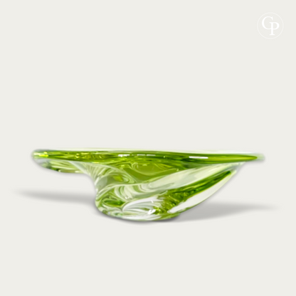 Centre de table organique en cristal vert lime et chartreuse modèle Patelle par Val St Lambert, design René Delvenne circa 1965, style Mid-Century Modern. | Mid-Century Modern organic chartreuse and lime green crystal centerpiece Patelle model by Val St Lambert, René Delvenne design circa 1965.