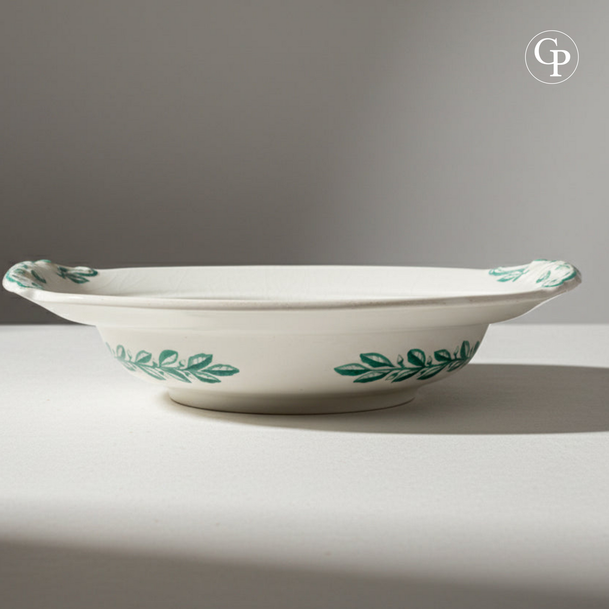 Vue de profil du plat de service victorien Copeland Ironstone, mettant en valeur sa forme ondulée et le décor vert sur la bordure extérieure. | Side profile view of the Victorian Copeland Ironstone serving dish, highlighting its scalloped shape and green border decoration.