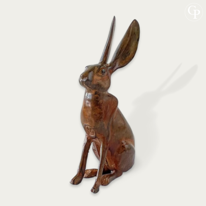Sculpture en bronze du lapin aux grandes oreilles de Pierre Chenet, vue de profil avec belle patine mordorée, fonderie d’art française fin XXe siècle | Bronze sculpture of a rabbit with large ears by Pierre Chenet, viewed in profile with a beautiful golden-brown patina, French art foundry, late 20th century (studio view)