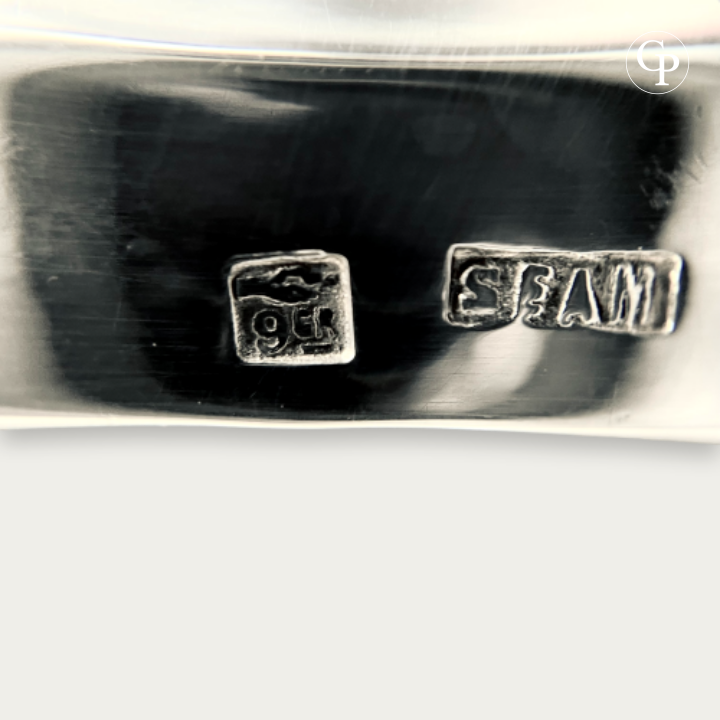 Close-up of SFAM French hallmarks on silver plated muffineer sugar shaker | Gros plan des poinçons de maître SFAM et de grammage sur le col de la saupoudreuse en métal argenté