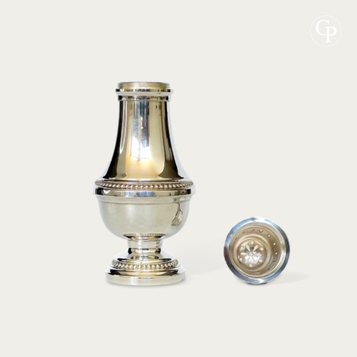 Silver plated muffineer caster with a clear view inside the pierced dome | Saupoudreuse en métal argenté et vue intérieure nette des motifs floraux ajourés du dôme