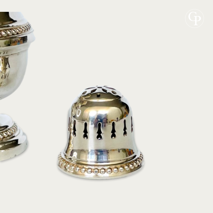 Detailed view of the Louis XVI style beaded borders and openwork dome on silver caster | Vue détaillée du dôme finement perforé et des rangs de perles de style Louis XVI
