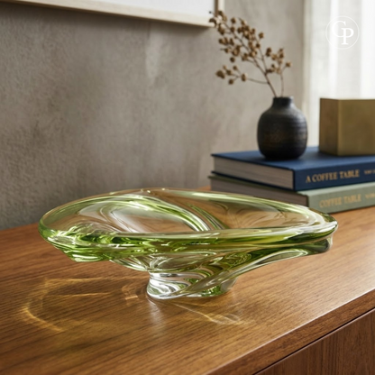 Centre de table Patelle en cristal vert lime Val Saint Lambert posé sur une enfilade en bois avec reflets lumineux, design René Delvenne circa 1965. | Mid-Century modern Patelle model crystal centerpiece by Val Saint Lambert in lime chartreuse green, styled on a teak credenza with light reflections, circa 1965.