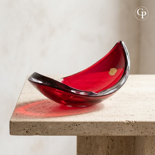Vide-poche moderniste demi-lune en cristal rouge rubis de René Delvenne pour Val Saint Lambert, avec son étiquette d'origine, design des années 1960 | Mid-Century modern ruby red crystal crescent-shaped vide-poche bowl by René Delvenne for Val Saint Lambert, featuring original label, circa 1960.
