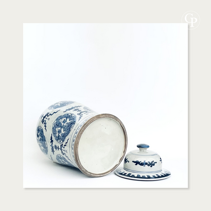 Vue de la base du vase balustre en porcelaine de Chine couché sur le côté, présenté avec son couvercle dôme d'origine posé à côté | View of the base of the Chinese porcelain baluster jar lying on its side, displayed next to its original domed cover