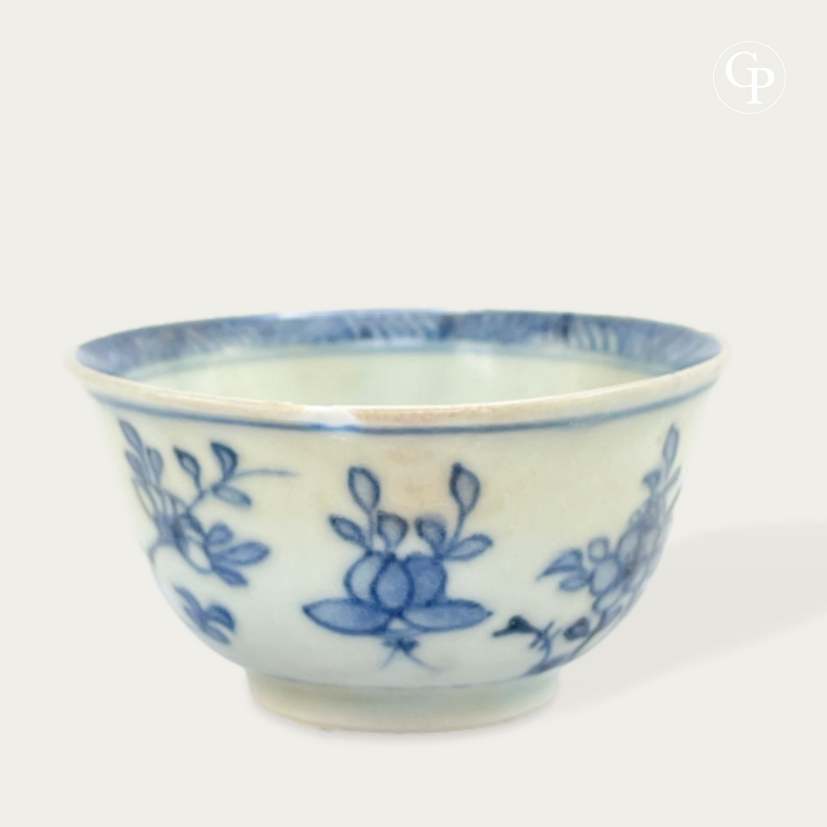 Gros plan sur le bord de la tasse porcelaine Ca Mau avec marque de mer authentique | Close-up of the rim of the Ca Mau shipwreck porcelain cup showing authentic marine wear view2