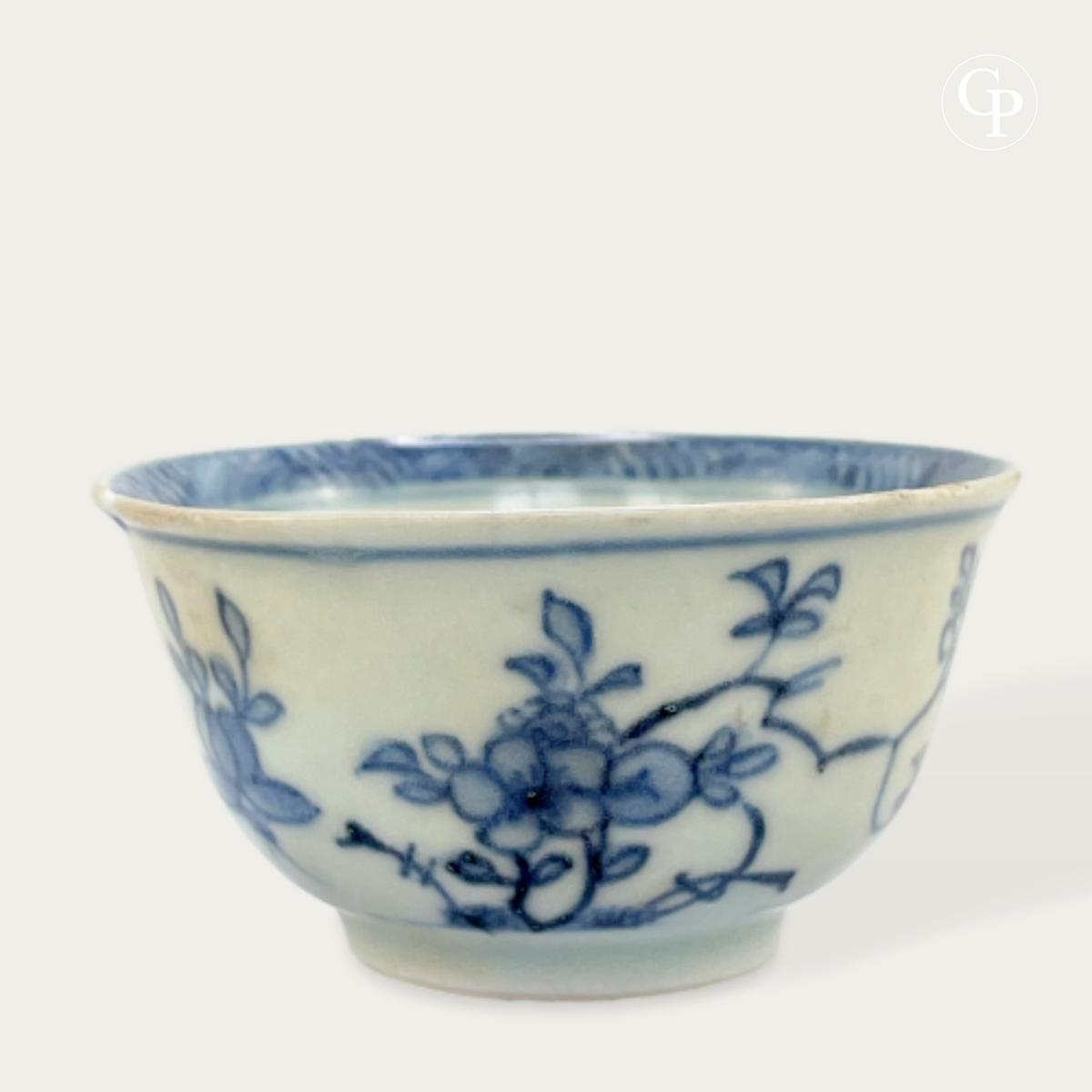 Gros plan sur le bord de la tasse porcelaine Ca Mau avec marque de mer authentique | Close-up of the rim of the Ca Mau shipwreck porcelain cup showing authentic marine wear view 3