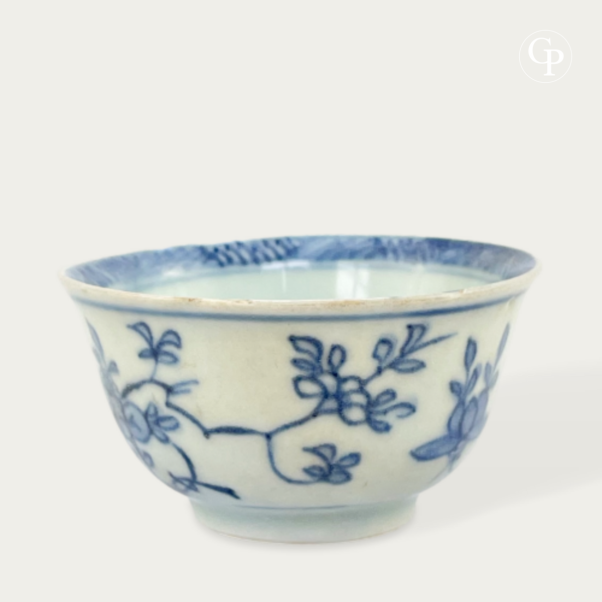 Détail du décor floral peint à la main sur la tasse en porcelaine du naufrage de Ca Mau | Close-up of hand-painted floral motif on Ca Mau shipwreck blue and white porcelain cup