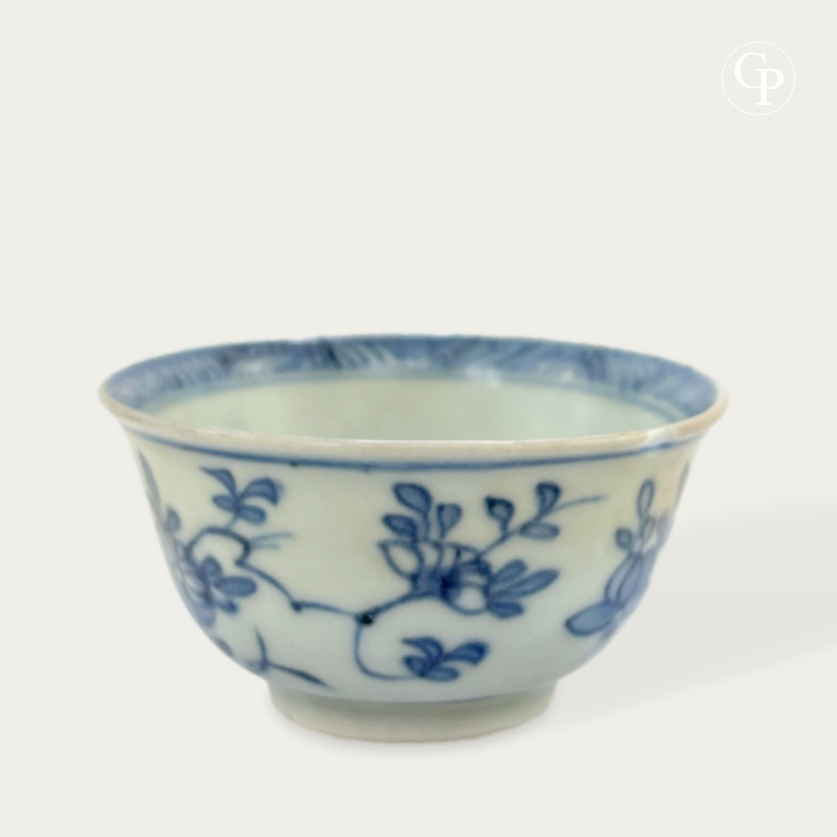 Détail du décor floral peint à la main sur la tasse en porcelaine du naufrage de Ca Mau