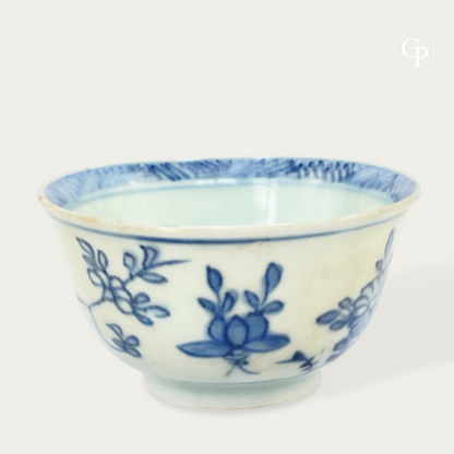 Gros plan sur le bord de la tasse porcelaine Ca Mau avec marque de mer authentique
|Close-up of the rim of the Ca Mau shipwreck porcelain cup showing authentic marine wear