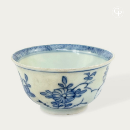 Détail du décor floral peint à la main sur la tasse en porcelaine du naufrage de Ca Mau