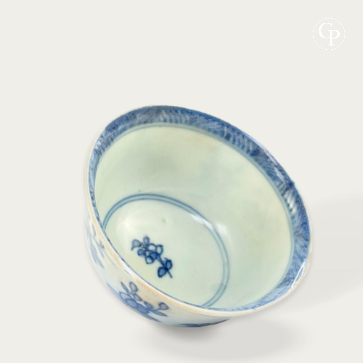Tasse en porcelaine chinoise Bleu et Blanc du naufrage de Ca Mau, vue de côté
| Side view of Qing dynasty blue and white porcelain cup from Ca Mau shipwreck