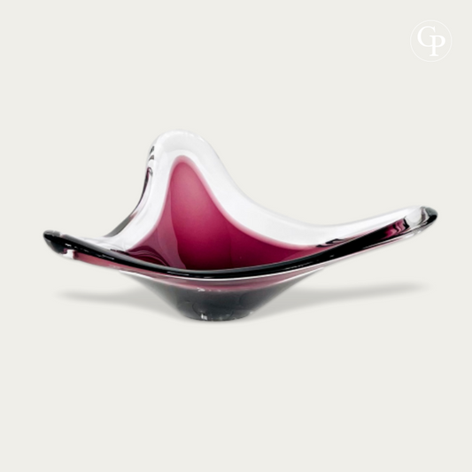 Coupe Tricorne en cristal doublé améthyste par Val Saint Lambert et Peter Muller-Munk, 1957. Forme organique moderniste à trois pointes. | Amethyst cased crystal Tricorne bowl by Val Saint Lambert and Peter Muller-Munk, 1957. Mid-Century Modern 3-point organic art glass centerpiece.