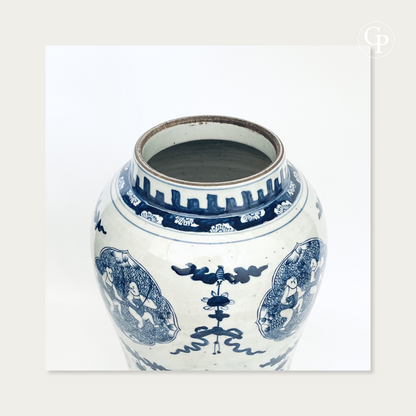 Gros plan sur le col ouvert et l'épaule du vase en porcelaine de Chine bleu et blanc du XIXe siècle montrant la tranche du col et le décor supérieur | Close-up of the open rim and shoulder of the 19th-century Chinese blue and white porcelain vase showing the rim edge and upper motifs
