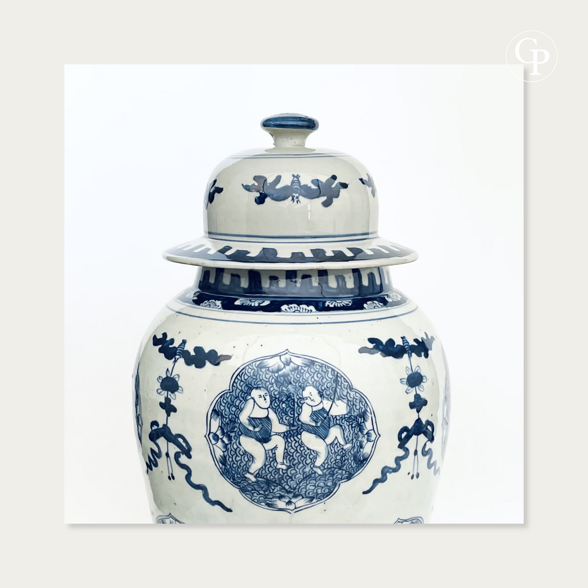 Gros plan sur la partie supérieure du vase en porcelaine de Chine du XIXe siècle montrant le cartouche des enfants pêcheurs et le couvercle à décor de crevettes | Close-up of the upper portion of the 19th-century Chinese porcelain vase showing the fishing children medallion and shrimp-decorated lid