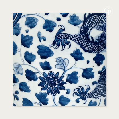 Gros plan sur les griffes à 5 serres du dragon impérial et les rinceaux fleuris peints à la main en bleu de cobalt sur porcelaine du XIXe siècle | Close-up of the 5-claw imperial dragon paws and hand-painted cobalt blue floral scrolls on 19th-century porcelain