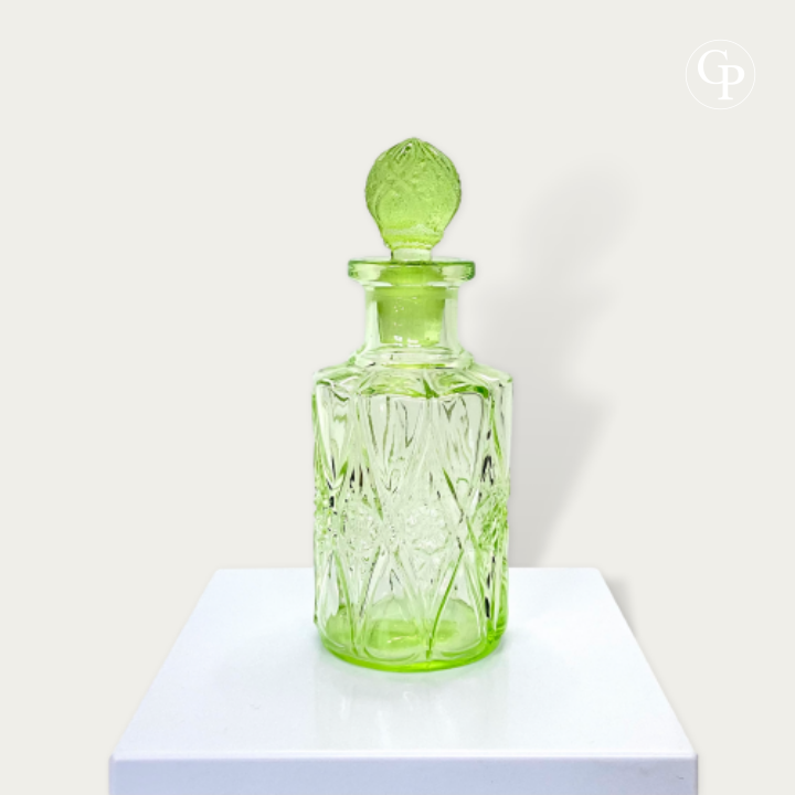 Val Saint Lambert Ouraline uranium glass perfume bottle shown with dimensions: height 16 cm and diameter 6 cm, complete with original stopper, Art Deco circa 1935. | Flacon de parfum Val Saint Lambert en verre à l'uranium Ouraline présenté avec ses dimensions : hauteur 16 cm et diamètre 6 cm, avec son bouchon d'origine, Art Déco vers 1935.