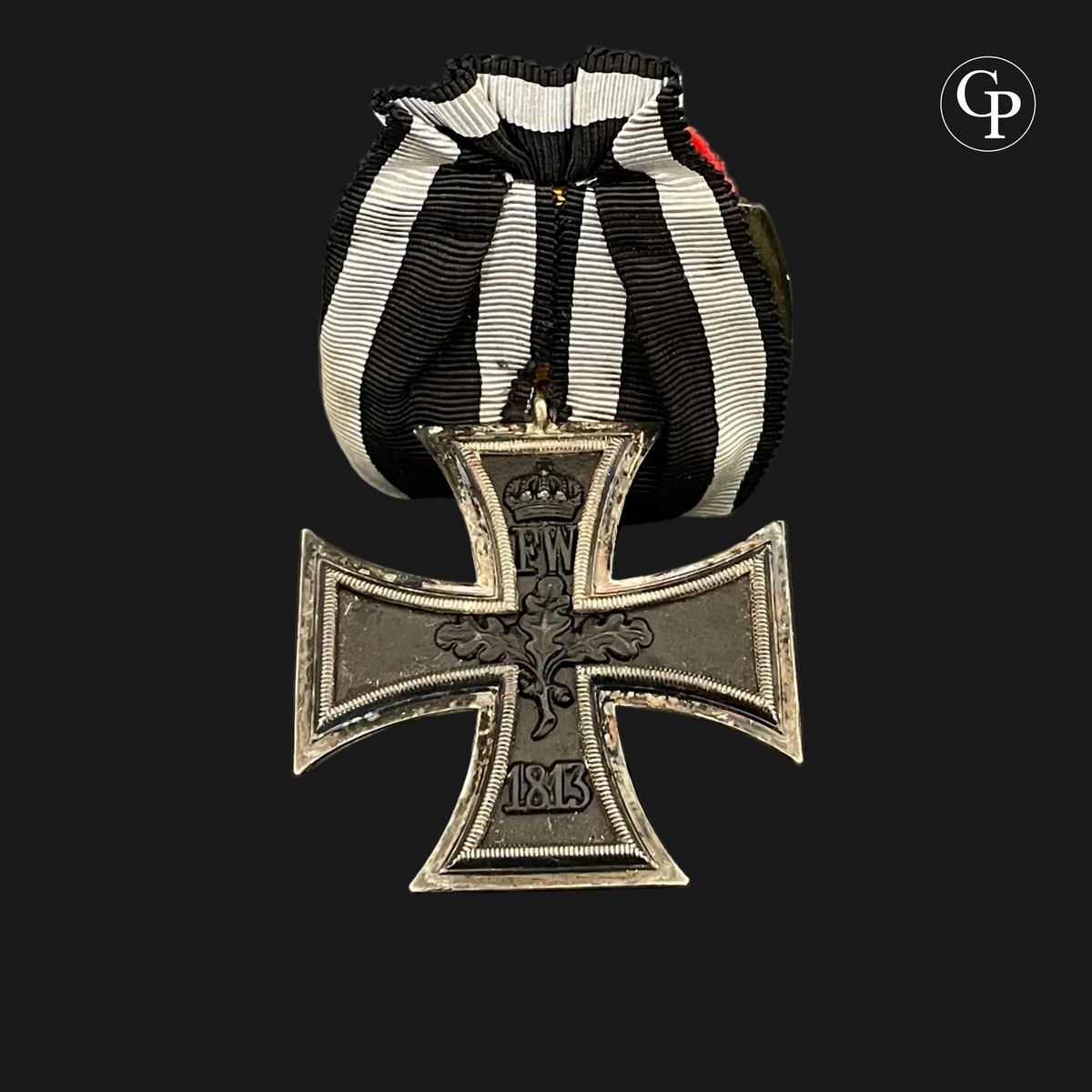 Reverse of the 1914 Iron Cross 2nd Class (EK2) with parade mounting "Max Reich, Breslau" – showing "FW" monogram and 1813 date | Revers de la Croix de Fer 2e Classe 1914 (EK2) avec montage de parade "Max Reich, Breslau" – vue du revers montrant le monogramme "FW" et la date 1813