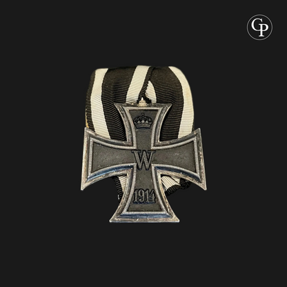 Iron Cross 2nd Class 1914 (EK2) with parade mounting "Max Reich, Breslau" – front view with silver patina | Croix de Fer 2e Classe 1914 (EK2) avec montage de parade "Max Reich, Breslau" – vue de face avec patine argentée