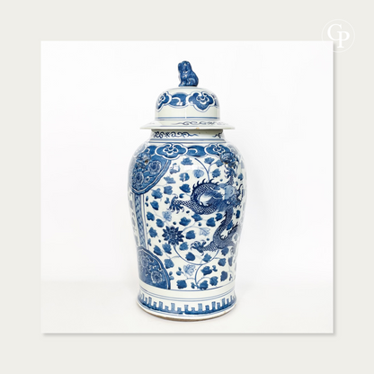 Grand vase couvert balustre en porcelaine chinoise bleu et blanc du XIXe siècle avec dragons impériaux à 5 griffes et couvercle Chien de Fo sur fond blanc studio | 19th century Chinese blue and white porcelain baluster covered vase with 5-claw imperial dragons and Foo dog finial on studio white background