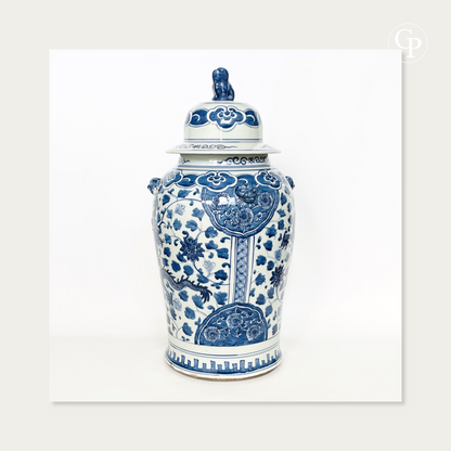 Vue de face d'un grand vase couvert balustre en porcelaine de Chine bleu et blanc du XIXe siècle mettant en valeur les têtes de lions gardiens en relief et le décor floral | Front view of a 19th century Chinese blue and white porcelain covered baluster vase highlighting the relief guardian lion heads and floral design