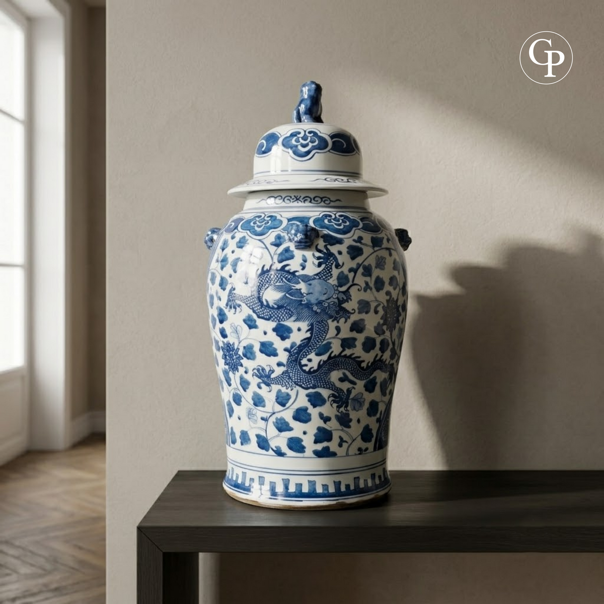 Grand vase couvert balustre en porcelaine de Chine bleu et blanc du XIXe siècle décoré de dragons impériaux à 5 griffes et couvercle au Chien de Fo | 19th century Chinese blue and white porcelain baluster covered vase with 5-claw imperial dragons and Foo dog finial
