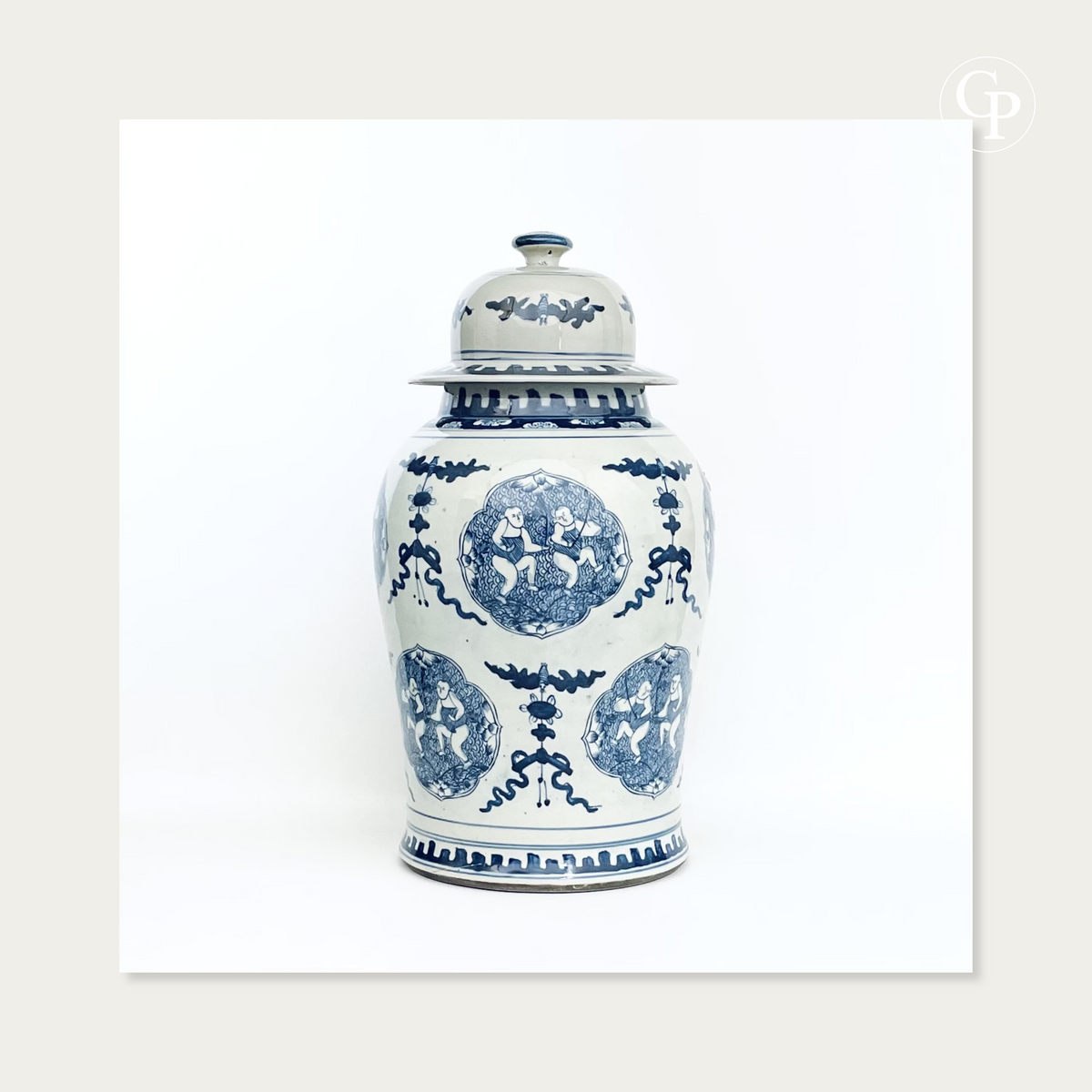 Vue de face du grand vase balustre en porcelaine de Chine bleu et blanc d'époque Guangxu circa 1885 dévoilant un cartouche d'enfants pêcheurs au lotus et le couvercle orné de crevettes | Front view of the large 19th-century Chinese blue and white porcelain baluster vase showcasing a lotus-fishing children medallion and shrimp-decorated lid