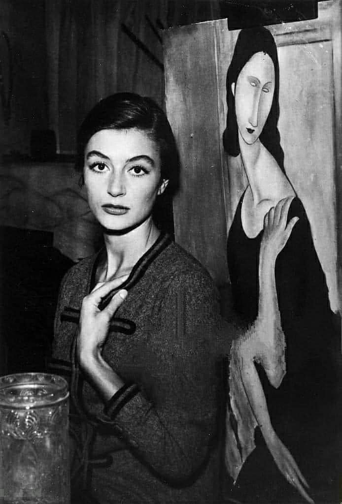 Anouk Aimée devant le portrait de Jeanne Hébuterne lors du tournage du film Montparnasse 19 en 1957.