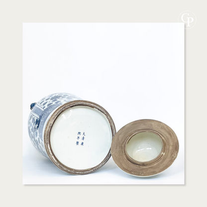 Vue du dessous de la base montrant la marque apocryphe à six caractères de Kangxi en bleu sous couverte et revers du couvercle | View of the base showing the six-character apocryphal Kangxi mark in underglaze blue and underside of the lid