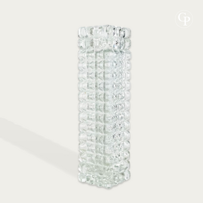 Front view of Mid-Century clear pressed glass cube vase by Rudolf Jurnikl for Sklo Union 1963 on a plain studio background with Galerie Popincourt watermark logo, 27cm | Vue de face du vase cube en verre d’art pressé transparent par Rudolf Jurnikl pour Sklo Union 1963 sur fond uni avec logo en filigrane Galerie Popincourt, 27cm
