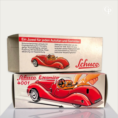 Alternative view of the original vintage box and illustrated sleeve for the Schuco Examico 4001 toy car, showing the action graphics and German text on a light background. | Autre vue de la boîte d'origine et du fourreau illustré de la voiture automate Schuco Examico 4001, mettant en valeur les dessins d'action et les textes en allemand sur fond clair.