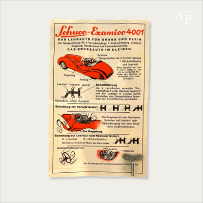 Original paper instruction manual and metal winding key for the Schuco Examico 4001 vintage toy car, displayed flat on a light background. | Notice d'instruction d'origine en papier et clé de remontage métallique pour la voiture miniature Schuco Examico 4001, présentées à plat sur fond clair.