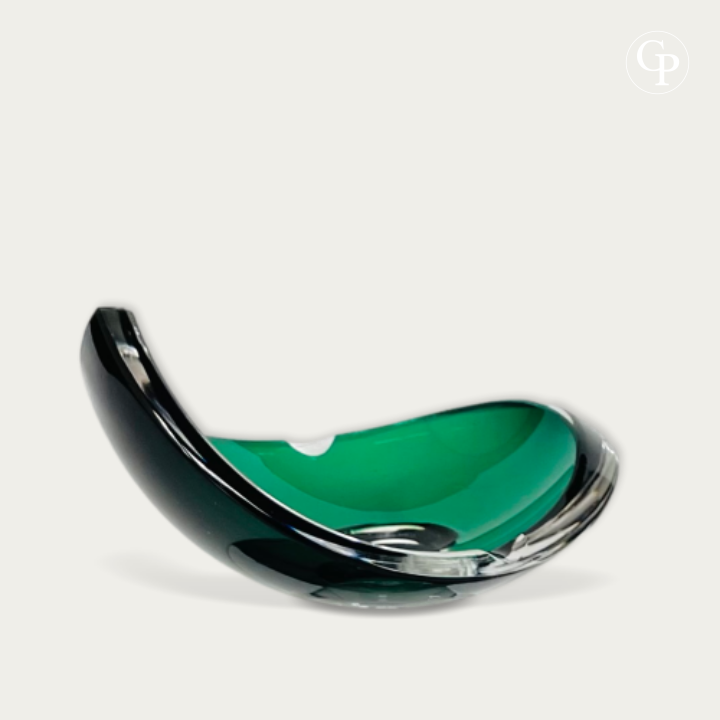 Vue de profil du vide-poche moderniste Demi-Lune en cristal vert émeraude Val Saint Lambert, circa 1960 | Side view of the mid-century modern emerald green crystal crescent bowl by Val Saint Lambert, circa 1960