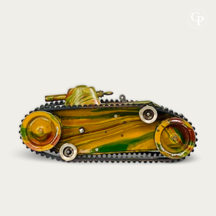 Vue de profil flanc gauche du Tank MÄRKLIN Type L 1917 montrant le mécanisme d'axe et la patine peinte à la main | Left side view of 1917 Märklin Type L tinplate clockwork tank showing drive shaft and hand-painted patina