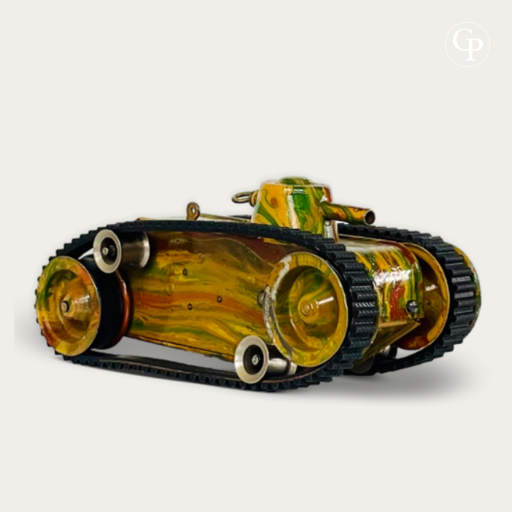 Vue de profil du Tank MÄRKLIN Type L 1917 montrant le mécanisme de roulement et la patine peinte à la main | Side profile view of 1917 Märklin Type L tinplate tank showing drive mechanism and original hand-painted patina