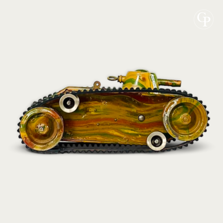 Vue latérale de profil du Tank MÄRKLIN Type L 1917 mettant en valeur le camouflage marbré d'origine et les chenilles | Strict side view of 1917 Märklin Type L tinplate clockwork tank highlighting original marbled camouflage and tracks