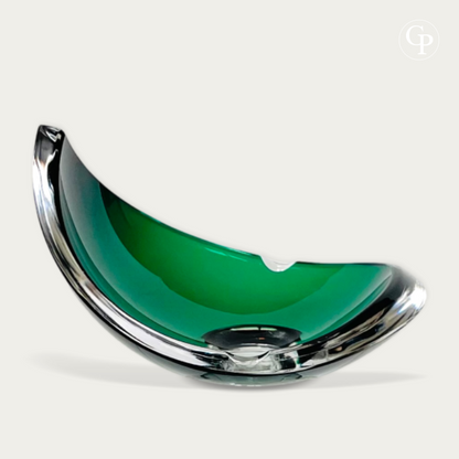 Vue de face du vide-poche moderniste Demi-Lune en cristal vert émeraude Val Saint Lambert par René Delvenne, circa 1960 | Front view of the mid-century modern emerald green crystal crescent bowl by René Delvenne for Val Saint Lambert, circa 1960